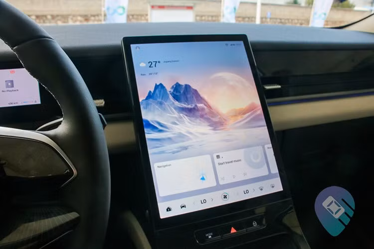 Khoang lái của Jaecoo J5 cũng bớt đi phong cách hầm hố so với J7. Xe dùng tay nắm cửa loại thường, bảng táp-lô đơn giản, ít họa tiết và ít chi tiết kim loại hơn. Các vật liệu thân thiện với thú cưng cũng được trang bị cho khoang nội thất của xe.