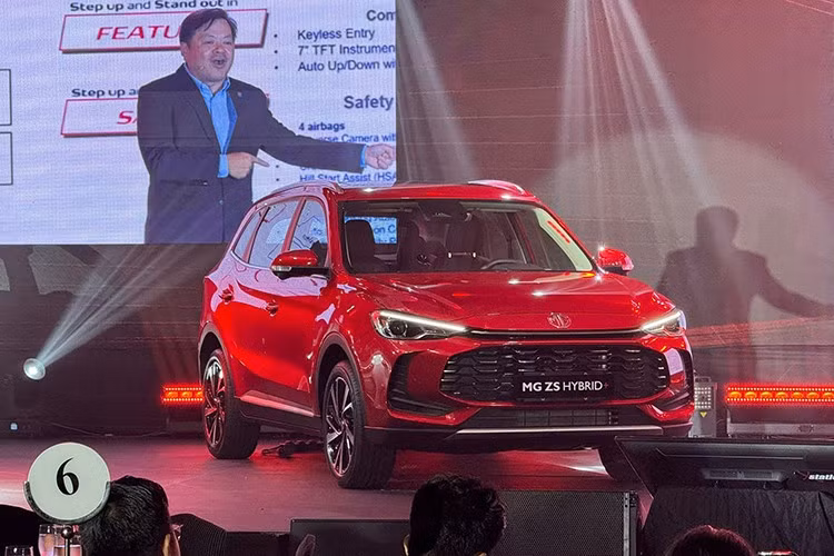 Mẫu xe Trung Quốc này được áp dụng ngôn ngữ thiết kế mới từng lần đầu tiên xuất hiện trên người anh em MG3. Trong đó, khu vực đầu xe nổi bật với lưới tản nhiệt mới và cản trước hầm hố. Cụm đèn pha LED mới, tích hợp dải đèn LED định vị ban ngày với thiết kế đơn giản cũng được bổ sung cho xe.