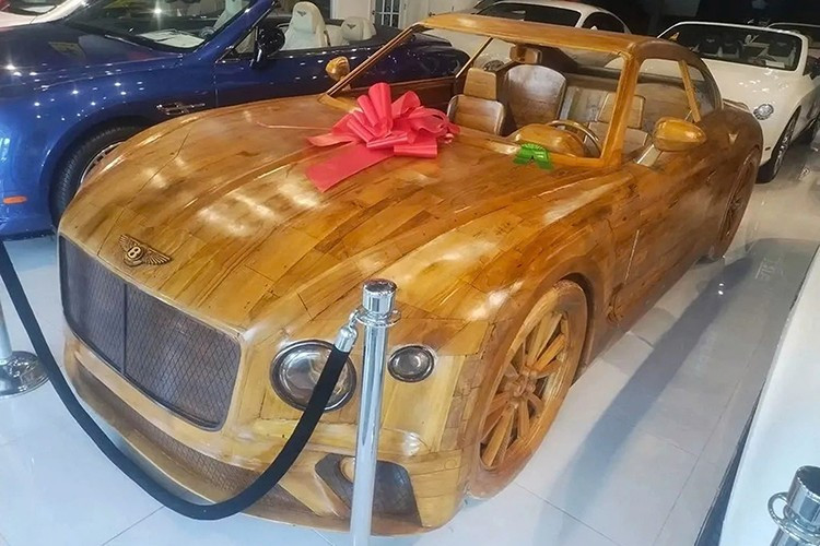 Thay vì phải bỏ ra vài chục ngàn USD để sở hữu một chiếc Bentley Continental GT đã qua sử dụng, mới đây một lựa chọn độc đáo đã xuất hiện và gây xôn xao trong cộng đồng yêu xe: một chiếc Bentley được chế tác hoàn toàn bằng gỗ, với kích thước tương đương xe thật.