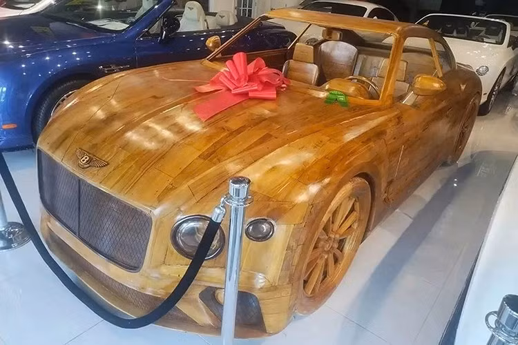 Thay vì phải bỏ ra vài chục ngàn USD để sở hữu một chiếc Bentley Continental GT đã qua sử dụng, mới đây một lựa chọn độc đáo đã xuất hiện và gây xôn xao trong cộng đồng yêu xe: một chiếc Bentley được chế tác hoàn toàn bằng gỗ, với kích thước tương đương xe thật.