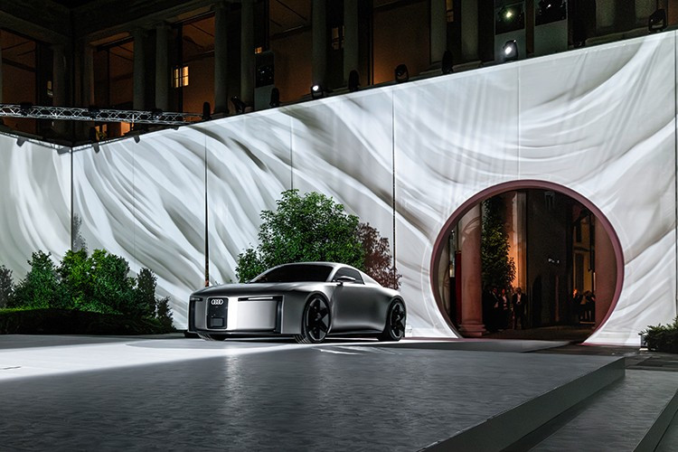 Lấy cảm hứng từ chủ đề “Strive for Clarity” (Phấn đấu vì sự rõ ràng), Audi giới thiệu hướng tiếp cận thẩm mỹ tối giản nhưng vẫn đầy cảm xúc, hứa hẹn sẽ định hình ngôn ngữ thiết kế cho toàn bộ các dòng xe trong tương lai.