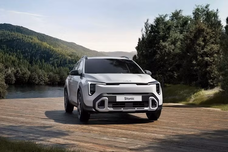 Ra mắt lần đầu vào năm 2017, Stonic là một trong những mẫu xe có tuổi đời lâu nhất trong phân khúc SUV đô thị hạng B. Sau lần nâng cấp nhẹ vào năm 2020, phiên bản 2026 được xem là đợt cải tiến lớn nhất của mẫu xe này tính đến thời điểm hiện tại, nhằm tăng sức cạnh tranh trong bối cảnh thị trường ngày càng sôi động.