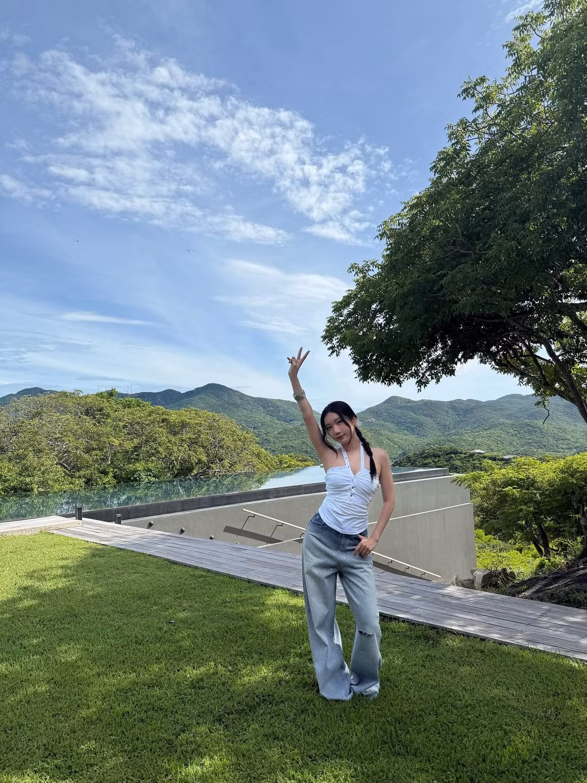 Năm 2014, Orange tham gia Nhân tố bí ẩn và vào đội của Hồ Ngọc Hà, nhưng phải dừng lại sớm. Đây chính là tiền đề để cô tiếp tục trau dồi, trước khi giành quán quân Người hóa thân số 1 năm 2017. Bước ngoặt lớn nhất đến vào tháng 1/2018 khi nữ ca sĩ kết hợp Karik trong ca khúc “Người lạ ơi”, tạo nên hiện tượng hiếm có trong Vpop: hàng chục triệu lượt xem chỉ trong thời gian ngắn, liên tục đứng top trending. Từ đó, Orange được đánh giá là một trong những giọng ca nội lực của thế hệ mới.