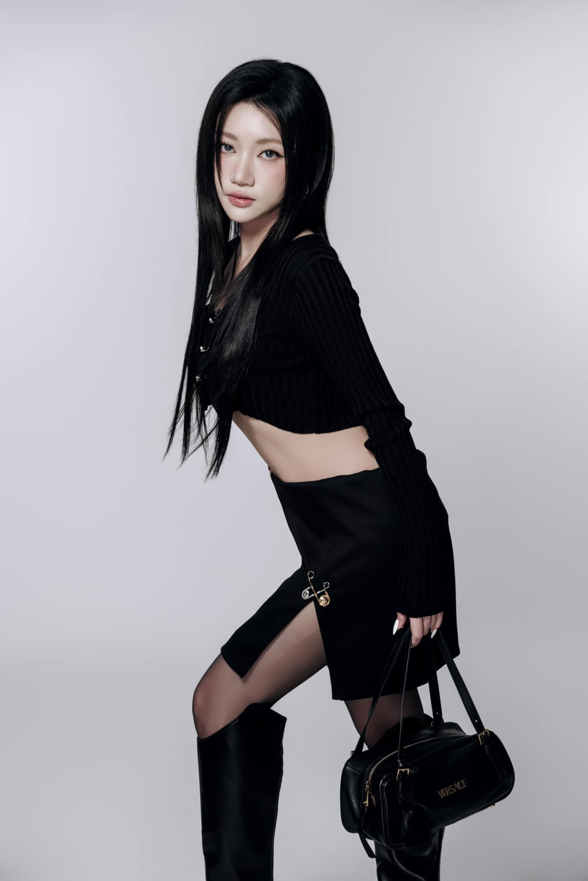 Loạt ảnh mới không chỉ cho thấy vẻ đẹp sắc sảo của Orange mà còn thể hiện sự biến hóa linh hoạt trong phong cách — từ hình ảnh đáng yêu, gần gũi trước đây sang sự quyến rũ, trưởng thành đầy cuốn hút. Với sự sáng tạo không ngừng và nỗ lực bền bỉ, cô nàng hứa hẹn sẽ tiếp tục mang đến nhiều dự án âm nhạc bùng nổ trong thời gian tới.