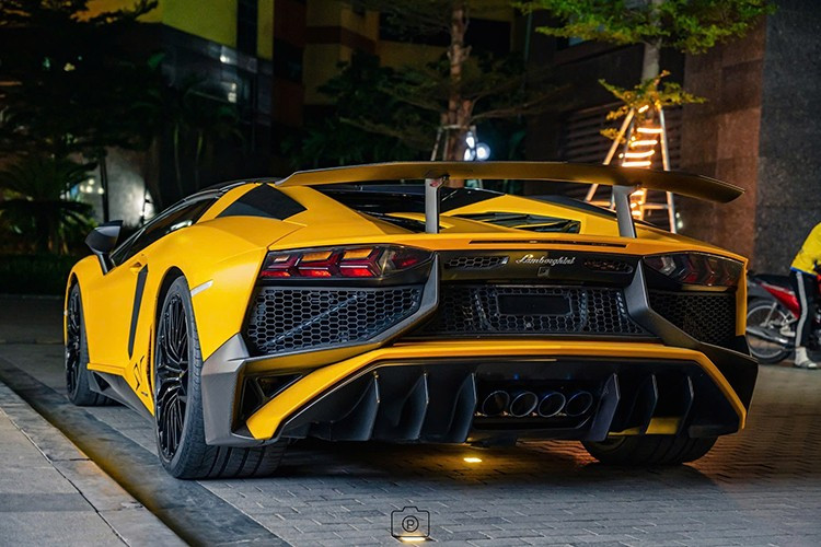 Lamborghini Aventador LP750-4 SV Roadster vàng nhám sử dụng khối động cơ V12, hút khí tự nhiên, dung tích 6.5 lít, sản sinh công suất tối đa 740 mã lực và mô-men xoắn cực đại 690 Nm.