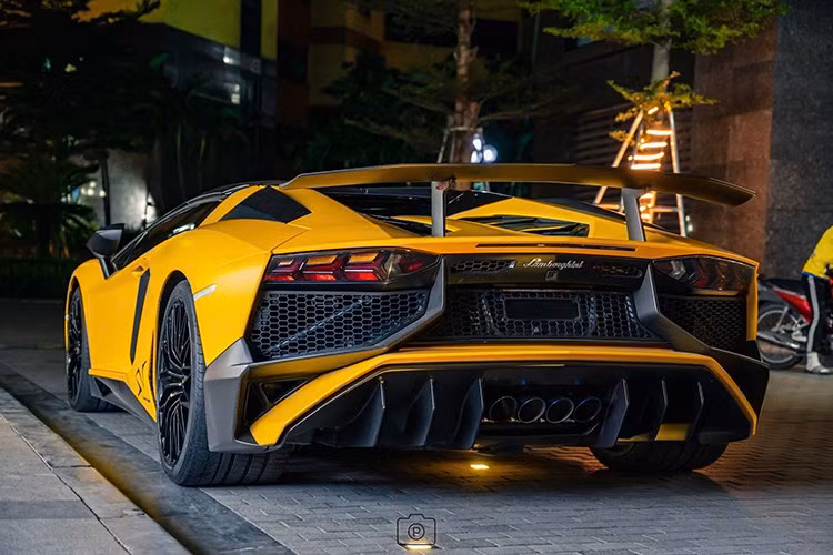 Lamborghini Aventador LP750-4 SV Roadster vàng nhám sử dụng khối động cơ V12, hút khí tự nhiên, dung tích 6.5 lít, sản sinh công suất tối đa 740 mã lực và mô-men xoắn cực đại 690 Nm.