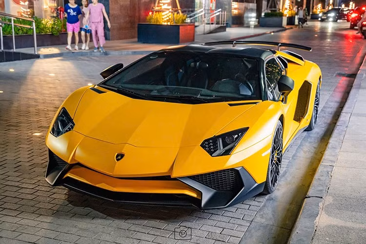 Được biết, khi mua lại chiếc Lamborghini Aventador SV mui trần độc nhất tại Việt Nam từ Hà Nội vào năm 2022, mức giá "thách cưới" vào thời điểm đó của xe khoảng 39 tỷ đồng - khiến nhiều người bất ngờ và cho rằng khá đắt. Tuy nhiên, với những điểm độc đáo kể trên, chiếc Lamborghini Aventador SV Roadster cũng xứng đáng đi kèm giá bán cao ngất ngưởng.