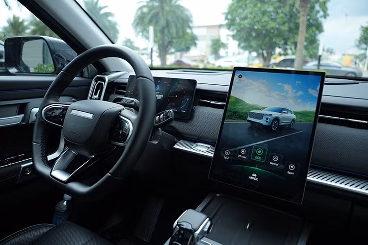 Các trang bị của xe gồm; như ghế lái chỉnh điện/nhớ vị trí, màn hình thông tin giải trí dạng cảm ứng 14,8 inch, màn hình hiển thị thông tin kính lái HUD, hệ thống âm thanh Sony 8 loa, điều hòa tự động kèm hệ thống lọc bụi mịn, sạc không dây, đèn viền nội thất, cửa sổ trời toàn cảnh, cốp điện rảnh tay và hộc chứa đồ làm mát.