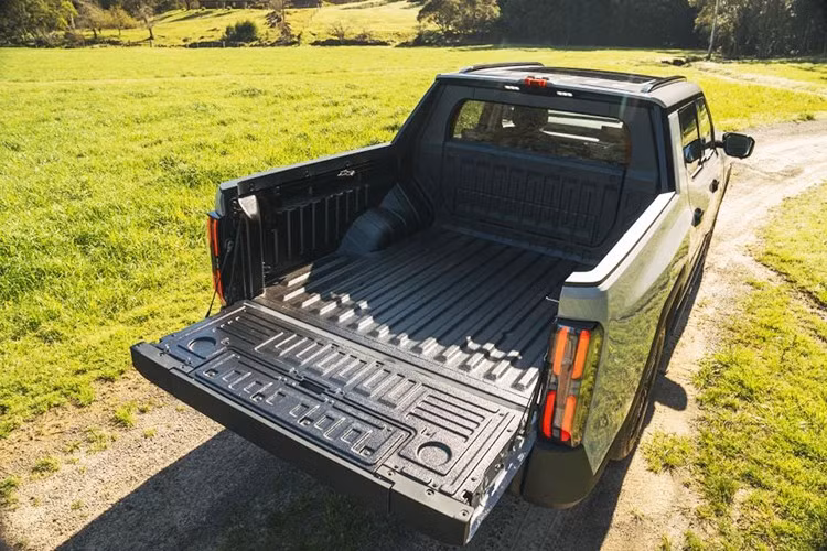 MG đã bắt đầu nhận đặt hàng U9 tại Úc, dự kiến giao xe cuối năm 2025. Giá khởi điểm từ 34.900 USD (hơn 914 triệu đồng) cho bản Explore tiêu chuẩn và 40.200 USD )khoảng hơn 1 tỷ dồng) cho bản Explore Pro cao cấp.