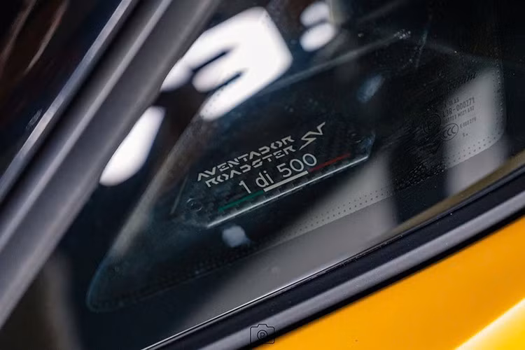 Aventador SV Roadster có trọng lượng thô ở mức 1.575 kg, nhẹ hơn đàn em Aventador LP700-4 Roadster 50 kg. Xe sở hữu bộ mâm kích thước 20 inch phía trước và 21 inch phía sau đa chấu sơn đen bóng với cơ cấu khoá trung tâm, đi kèm với bộ phanh gốm carbon và cùm phanh màu vàng rực, bộ vó của xe được bọc trong bộ lốp Pirelli cực mỏng.