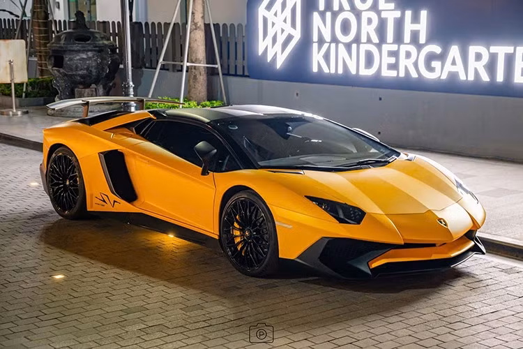 Siêu xe mui trần hàng hiếm Lamborghini Aventador SV Roadster có thể tăng tốc từ vị trí xuất phát lên 100 km/h chỉ trong thời gian 2,9 giây trước khi đạt vận tốc tối đa 350 km/h.