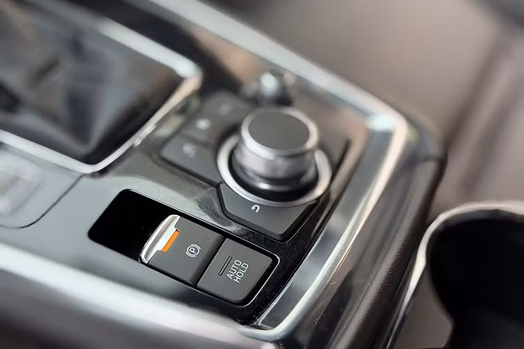 Các tính năng an toàn khác của xe bao gồm; hệ thống cảnh báo chệch làn đường LDWS, kiểm soát hành trình thích ứng, hỗ trợ phanh tự động thông minh trong thành phố SCBS, hỗ trợ giữ làn LAS, Camera 360 độ.