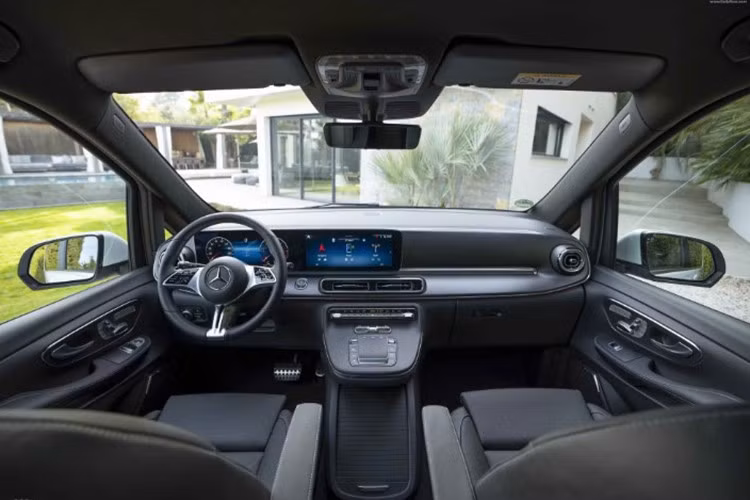 Khoang lái trang bị đồng hồ kỹ thuật số 12,3 inch cùng màn hình giải trí trung tâm 12,3 inch, hỗ trợ Apple CarPlay/Android Auto không dây. Phiên bản AMG cao cấp hơn với dàn âm thanh Burmester 15 loa, công suất 640W.