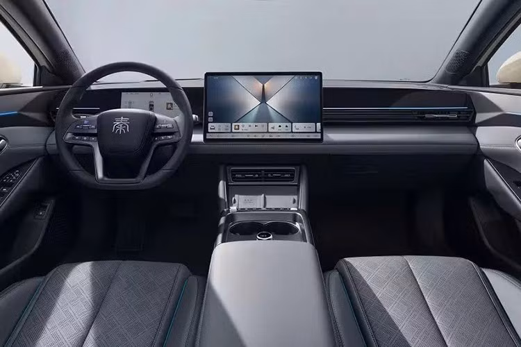 Nội thất của BYD Seal 6 EV có thiết kế gọn gàng, hiện đại hơn so với người anh em Seal. Tại đây, xe sở hữu tấm ốp đen bóng kéo dài toàn bộ chiều ngang của mặt táp-lô. Vô lăng ba chấu kiểu giản đơn của BYD Atto 2 cũng được áp dụng cho mẫu sedan thuần điện này.