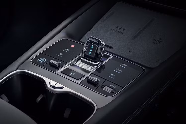 Tại thị trường Trung Quốc, BYD Seal 6 EV có 3 phiên bản. Trong đó, bản tiêu chuẩn sở hữu công suất tối đa 150 mã lực và mô-men xoắn cực đại 220 Nm, cùng phạm vi hoạt động 470 km theo tiêu chuẩn CLTC nhờ pin Blade LFP dung lượng 46,08 kWh.