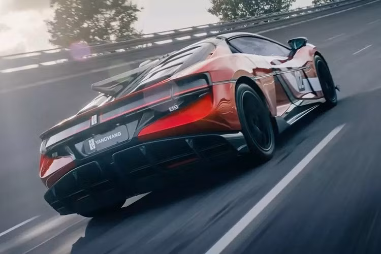 Phía sau, U9 Xtreme được trang bị bộ khuếch tán gió hai lớp tạo hiệu ứng mặt đất, kính hậu nhiều lớp và cụm đèn hậu tách rời được nối với nhau bằng logo Yangwang.