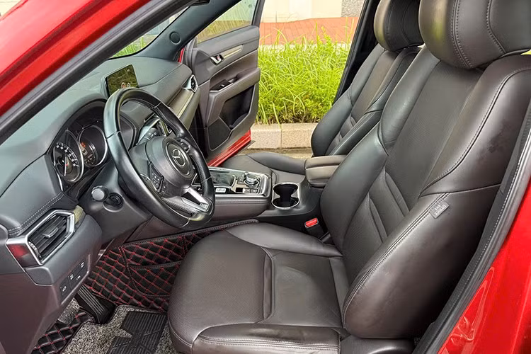 Động cơ xăng 2.5L kết hợp hộp số tự động và hệ dẫn động cầu trước (FWD) mang lại cảm giác lái mượt mà, dễ kiểm soát trong đô thị lẫn đường trường. Theo người bán chia sẻ, động cơ vẫn vận hành “bốc”, đi đầm chắc và tiết kiệm nhiên liệu. Điểm cộng lớn nói trên khi người mua xe cũ thường quan tâm đến khả năng duy trì hiệu suất sau thời gian dài sử dụng.