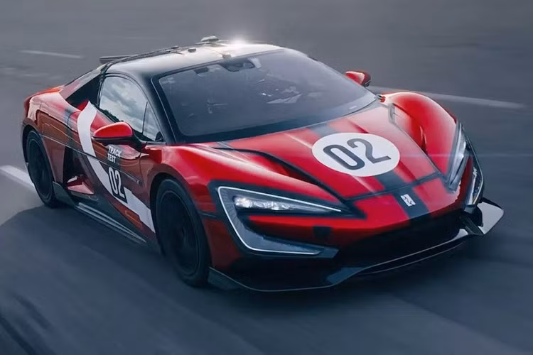 Xe có kích thước dài 4.991mm, rộng 2.029mm và cao 1.351mm, với chiều dài cơ sở 2.900mm. Xe sử dụng bộ vành 20 inch 5 chấu kép kết hợp với lốp bán trơn GitiSport e·Gtr2 Pro, được phát triển chung với hãng Giti của Trung Quốc cho tốc độ lên đến 500km/h. Hệ thống phanh được đảm nhiệm bởi heo phanh titan và đĩa phanh gốm carbon nâng cấp.