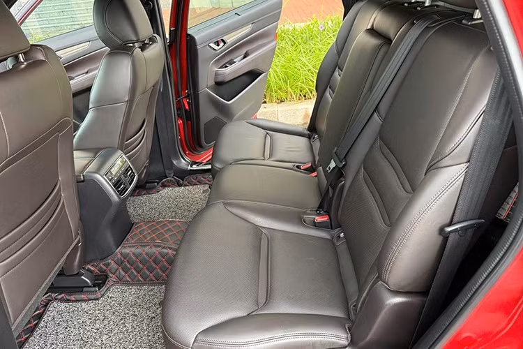 Mazda CX-8 2019 sở hữu hàng loạt tính năng an toàn hữu ích của gói i-Activsense. Có thể nói, đây là mẫu xe không có đối thủ khi so sánh về mặt trang bị an toàn vào thời điểm mới ra mắt. Những tính năng an toàn tiêu biểu hiện có trên xe gồm: Cảnh báo điểm mù BSM, cảnh báo phương tiện cắt ngang khi lùi RCTA...