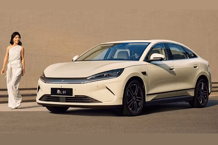 So với người anh em BYD Seal, Seal 6 EV nhỏ hơn một chút và dự kiến cũng rẻ hơn. Được phát triển trên cùng nền tảng khung gầm e-Platform 3.0 Evo giống BYD Sealion 7, mẫu sedan này sở hữu kích thước dài x rộng x cao lần lượt 4.720 x 1.880 x 1.495 mm và chiều dài cơ sở 2.820 mm.