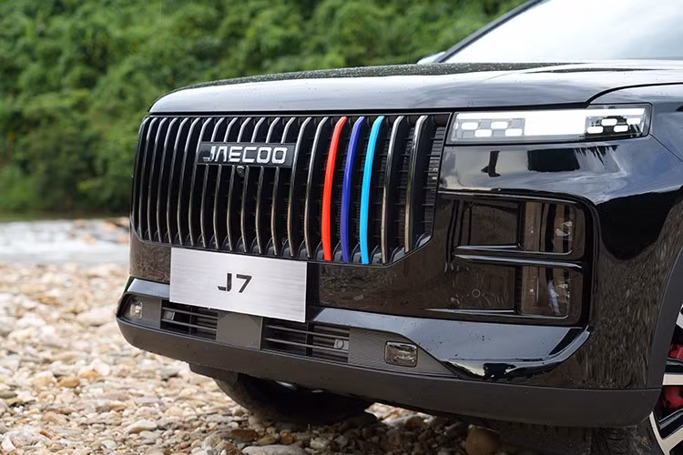 Bên cạnh đó, xe còn sở hữu 7 chế độ lái, bao gồm Normal, Eco, Sport, Snow, Sand, Mud, Offroad. Khoảng sáng gầm 186 mm, góc tới 21 độ, góc thoát 29 độ và khả năng lội nước 600 mm cũng là những thông số đáng chú ý của Jaecoo J7 AWD Individual sắp bán tại Việt Nam.