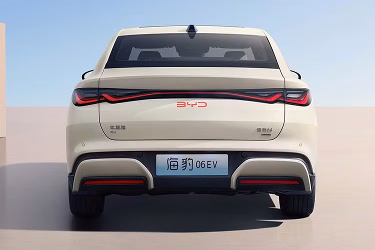 Cụm pin nhỏ hỗ trợ sạc nhanh DC với công suất sạc tối đa 84 kW trong khi con số tương ứng của cụm pin lớn hơn là 103 kW. Cả hai đều có thể sạc từ 30% lên 80% trong 24 phút. Tuy nhiên, sạc chậm AC chỉ giới hạn ở 7 kW. Ngoài ra, cả hai đều hỗ trợ chức năng cấp điện cho thiết bị ngoài xe V2L với công suất sạc lên tới 6 kW.