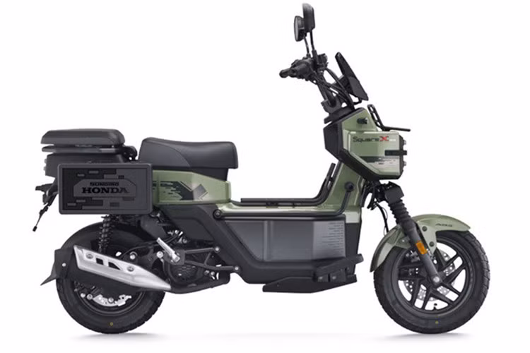 Hệ thống treo sau của xe sử dụng giảm xóc đôi, kết hợp với bộ lốp bán địa hình giúp xe vận hành ổn định cả trong điều kiện đường phố lẫn đường đất. Cụm đèn pha phía trước được thiết kế cực kỳ hiện đại với bốn bóng LED hình vuông, tích hợp sẵn trong phần quây đầu xe. Phuộc trước được bọc cao su chống bụi, vừa tăng độ bền vừa tôn lên vẻ hầm hố.
