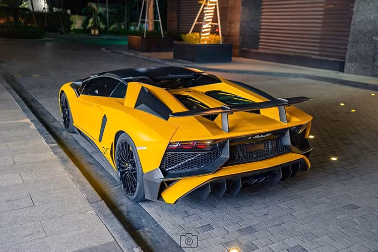 Mua nó từ 3 năm trước, nhưng các thương lái ở Tp.HCM vẫn để sử dụng và siêu bò thường nằm ở hầm gửi xe, vì thế, mới đây họ đã quyết định rao bán chiếc xe Lamborghini Aventador SV Roadster bản giới hạn 500 xe trên toàn cầu.