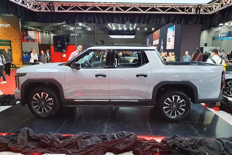 Sau BYD, MG trở thành cái tên tiếp theo của Trung Quốc gia nhập thị trường bán tải tầm trung với mẫu MG U9. Đây không phải bán tải đầu tiên của hãng, nhưng lại là mẫu xe đầu tiên được MG phân phối tại Úc và dự kiến mở rộng sang Đông Nam Á.