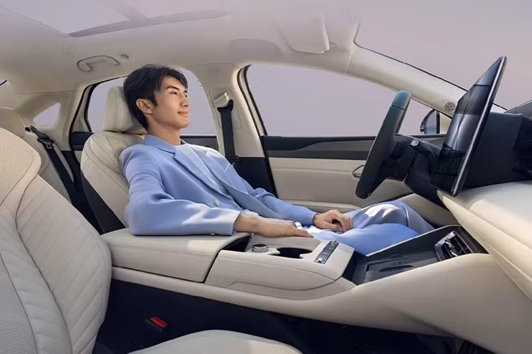 Bên cạnh đó là cần số gắn trên cột lái giống BYD Atto 2. Thiết kế này đã giải phóng không gian ở cụm điều khiển trung tâm, cho phép hãng bố trí thêm ngăn chứa đồ tích hợp khay để 2 điện thoại. Trong đó, chỉ có một khay hỗ trợ sạc không dây Qi 50W. Thêm vào đó là 2 giá để ly và ngăn lạnh dưới bệ tỳ tay trung tâm tùy chọn.