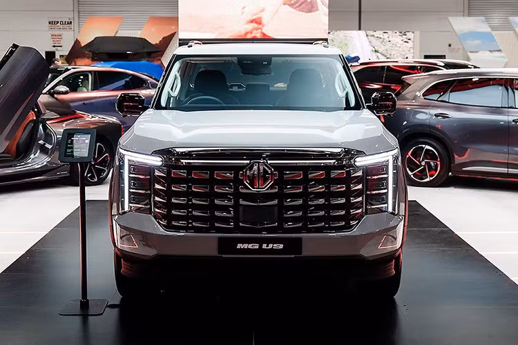 MG U9 được phát triển dựa trên nền tảng của Maxus Terron 9 - mẫu xe thuộc tập đoàn SAIC. Do đó, U9 thừa hưởng nhiều đường nét quen thuộc, nhưng vẫn có những điều chỉnh riêng theo phong cách MG.