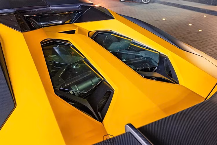 Để tăng thêm tính "kích thích", Lamborghini còn trang bị cho dòng xe này cửa kính chỉnh điện, cho phép âm thanh động cơ "tràn" vào cabin. Hệ thống ống xả kép được chế tạo từ sợi carbon giúp xe tối ưu độ cứng cùng trọng lượng nhẹ.