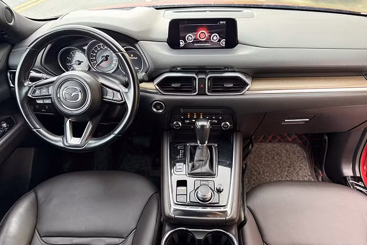 Bên trong, nội thất gồm ghế da chỉnh điện giúp hành khách có được tư thế ngồi thoải mái, đồng thời thể hiện sự chăm chút trong trang bị. Với cấu hình 7 chỗ, CX-8 đáp ứng tốt nhu cầu di chuyển gia đình đông người hoặc phục vụ cho các chuyến đi xa. Không gian rộng rãi là ưu điểm lớn của mẫu xe này, vốn cạnh tranh trực tiếp với các đối thủ như Toyota Fortuner hay Hyundai SantaFe.