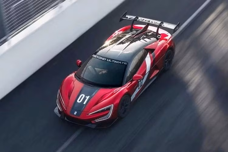 Nội thất xe nổi bật với cụm đồng hồ kỹ thuật số hoàn toàn, bảng điều khiển trung tâm hình chữ T với màn hình cảm ứng dọc, cùng việc sử dụng rộng rãi vật liệu sợi carbon và Alcantara. Ghế ngồi kiểu xe đua và vô lăng đa chức năng càng nhấn mạnh thêm sự tập trung vào hiệu suất.