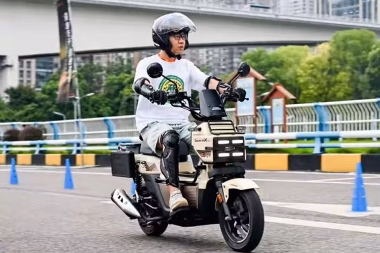 Nếu mẫu xe này được phân phối tại các thị trường quốc tế, giới chuyên môn cho rằng nó hoàn toàn có thể trở thành đối thủ đáng gờm của Yamaha Zuma – một mẫu xe tay ga địa hình cỡ nhỏ đang rất được ưa chuộng.