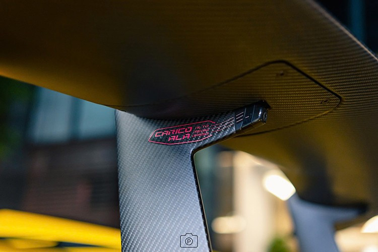 Nắp động cơ cũng được thiết kế lại với 2 phần kính trong suốt có thể nhìn thấy khối động cơ V12 bên trong đồng thời cũng được đặt nằm ngang thay vì dạng nghiêng như bản Coupe. Chi tiết này cũng khiến nhiều người thích thú hơn bản Coupe.