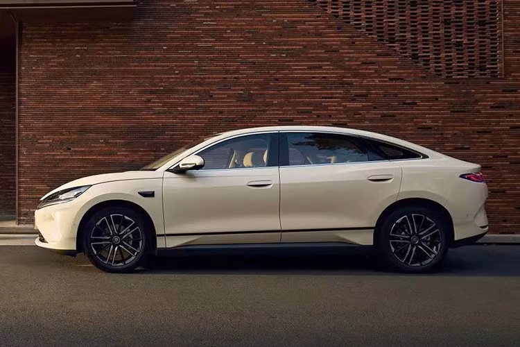 Về thiết kế, BYD Seal 6 EV không quá thể thao như Seal. Điều này cũng dễ hiểu vì sự khác biệt về hiệu năng giữa hai mẫu xe. Khu vực phía trước của Seal 6 EV đi kèm cụm đèn pha gọn gàng, nối liền với nhau bằng thanh màu bạc. Đây cũng là dấu hiệu nhận biết cho một mẫu xe thuộc dòng Dynasty của BYD. Chi tiết này cũng xuất hiện trên hai mẫu xe cùng dòng là BYD Atto 2 và Atto 3.