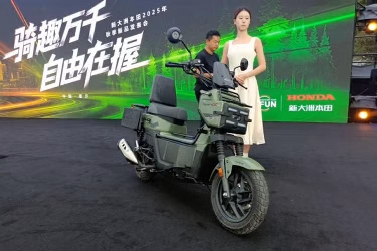 Honda Square X125 2025 mới ra mắt tại Trung Quốc mang phong cách thiết kế độc đáo, kết hợp giữa chất bụi bặm của Honda PS250, vẻ phóng khoáng của Ruckus và sự nhỏ gọn, linh hoạt của "đàn anh" Zoomer X.
