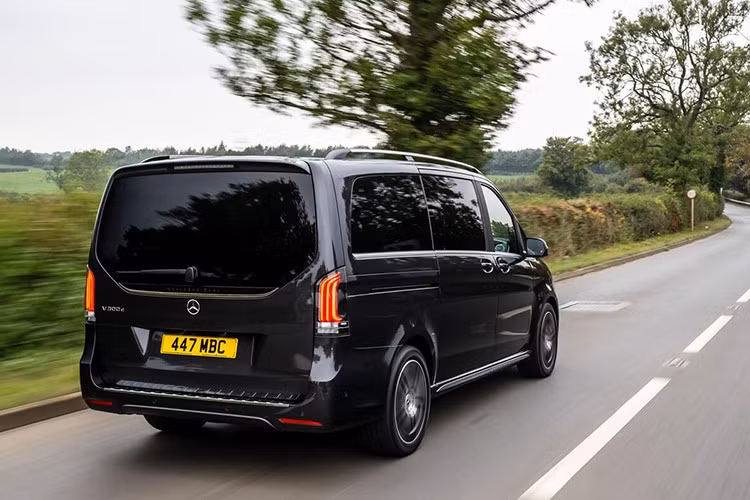 Xe được trang bị hàng loạt công nghệ an toàn tiên tiến: camera 360 độ, hỗ trợ giữ khoảng cách chủ động, cảnh báo điểm mù, hỗ trợ giữ làn đường. Đây là những tính năng thường thấy trên các dòng xe cao cấp của Mercedes.