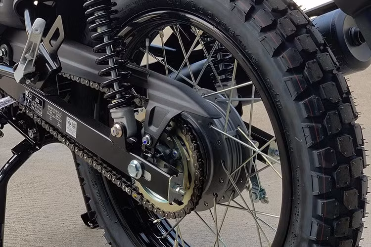 Ở bản 2025, PG-1 vẫn giữ nguyên kiểu dáng tổng thể nhưng được bổ sung bộ tem mới và nhiều lựa chọn màu sắc nổi bật hơn. Nâng cấp đáng chú ý nhất là phanh ABS cho bánh trước, đi kèm đĩa phanh 245 mm cho hai phiên bản Cao cấp và Giới hạn.