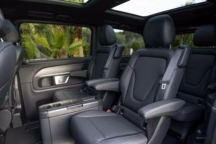 Trên V 300 Avantgarde, xe có hàng ghế thứ hai bố trí 2 ghế độc lập, hàng ghế ba có 3 chỗ ngồi. Ghế lái và ghế phụ chỉnh điện, tích hợp sưởi và nhớ vị trí.