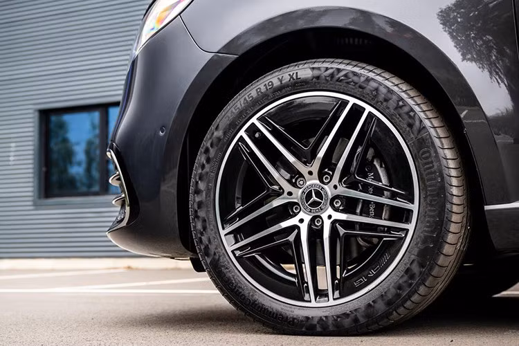 Phiên bản V 300 Avantgarde đi kèm mâm 18 inch 10 chấu thiết kế mới, trong khi bản V 300 AMG sở hữu gói ngoại thất AMG, mâm 5 chấu kép, cánh lướt gió thể thao và kẹp phanh in logo "Mercedes-Benz". Lưới tản nhiệt cũng tích hợp dải LED hiện đại.