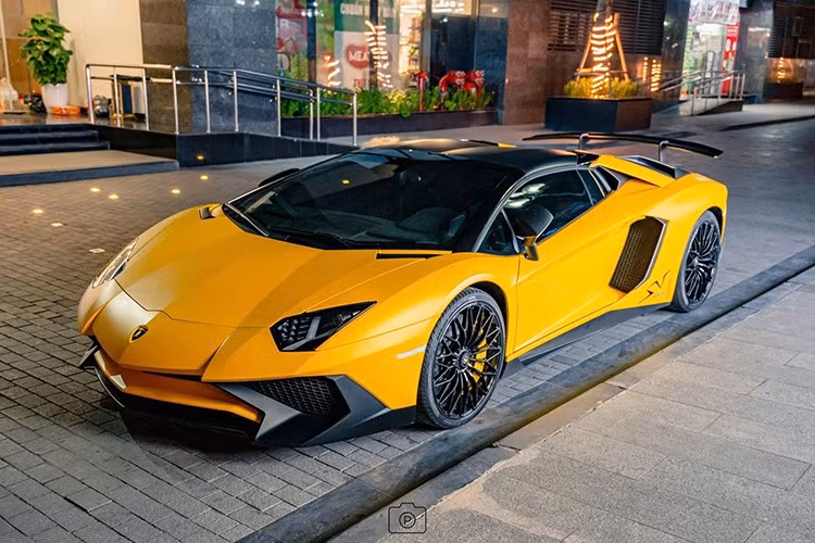 Lamborghini Aventador SV Roadster vốn chỉ có 500 xe sản xuất trên toàn thế giới, và ở Việt Nam chúng ta, chỉ có 2 xe được nhập về nước, đều rất kín tiếng. Mới đây, chiếc xe Lamborghini Aventador SV mui trần đầu tiên về nước, mang màu sơn vàng nhám đã bất ngờ xuất hiện trở lại trên mạng xã hội.