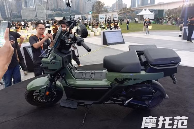 Về công nghệ, Honda Square X125 được trang bị đầy đủ các tính năng hiện đại không kém gì các dòng xe phân khối lớn. Xe sử dụng màn hình kỹ thuật số toàn phần với thiết kế đẹp mắt, hệ thống chìa khóa thông minh, cổng sạc USB tiện dụng, cùng hệ thống phanh đĩa trước – sau tích hợp ABS kênh đôi, tăng độ an toàn khi vận hành.