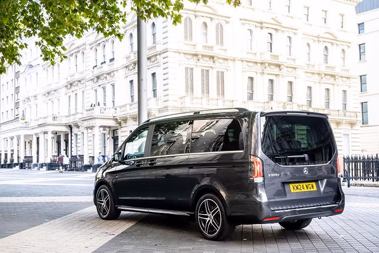 Về thiết kế, Mercedes-Benz V-Class 2025 vẫn duy trì nền tảng quen thuộc nhưng được tinh chỉnh thiết kế và bổ sung công nghệ hiện đại. Ngoại thất nổi bật với cụm đèn Multibeam LED tích hợp đèn chiếu sáng ban ngày, cửa trượt điện hai bên hông và cốp sau đóng/mở điện.