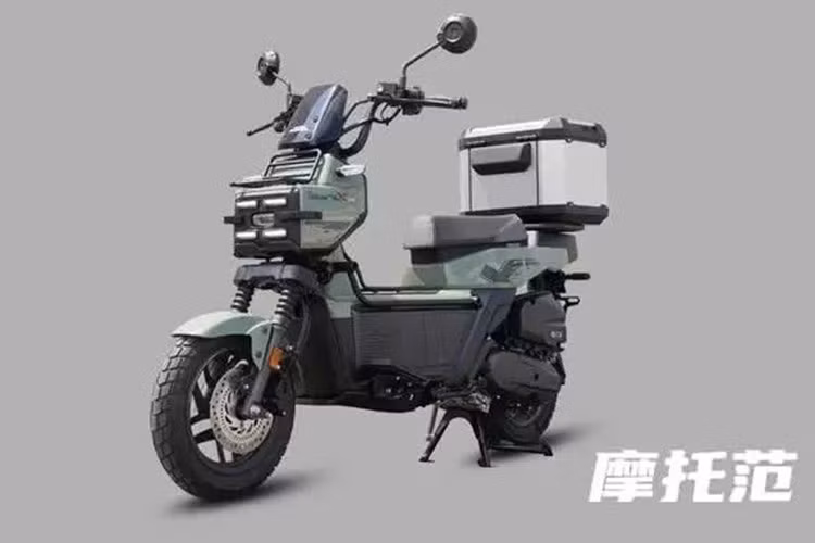 Về thiết kế, Square X125 có dáng xe vuông vức, với ngôn ngữ tạo hình đậm chất phiêu lưu. Điểm đặc biệt là yên sau có thể gập lại, biến phần đuôi xe thành khu vực để hành lý tiện lợi.