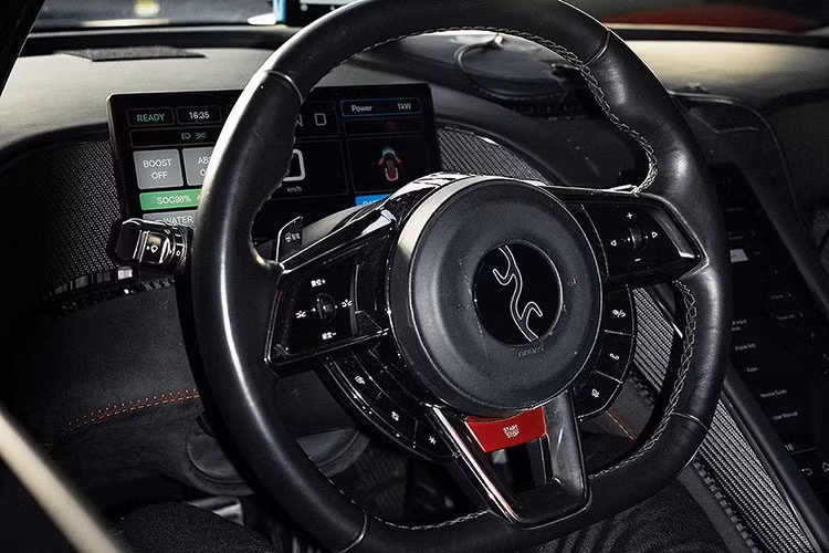 Sức mạnh đến từ hệ thống bốn động cơ sử dụng hệ thống Yi Sifang của BYD, hoạt động trên nền tảng silicon carbide 1.200V. Mỗi động cơ cung cấp công suất 555kW, kết hợp tạo ra tổng công suất 2.220kW (gần 3.000 mã lực). Hệ thống này cung cấp tỷ lệ công suất trên trọng lượng là 1.217ps/tấn.