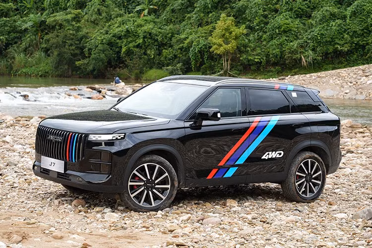 Giá bán của mẫu xe SUV Jaecoo J7 AWD Individual tại Việt Nam hiện vẫn chưa được công bố. Trong khi đó, 2 phiên bản còn lại của mẫu SUV cỡ C này có giá từ 739 - 879 triệu đồng.