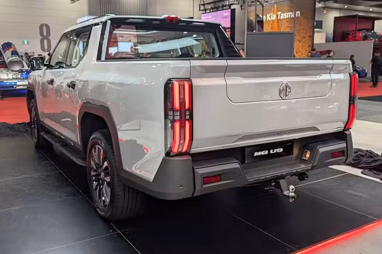 Điểm khác biệt lớn nhất ở ngoại hình U9 nằm ở lưới tản nhiệt kích thước lớn với nhiều chi tiết mạ crôm, logo MG đặt chính giữa. Phần cản trước được tinh chỉnh tạo vẻ mạnh mẽ, trong khi phía sau có cửa hậu chỉnh điện tích hợp bậc lên xuống, thuận tiện cho việc ra vào thùng xe.