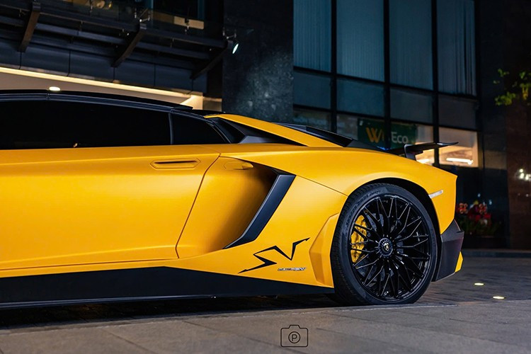 Mỗi chiếc siêu xe Lamborghini Aventador LP750-4 SV Roadster đều có ký hiệu 1di500 tức mang ý nghĩa đây là 1 trong 500 xe sản xuất trên thế giới thay vì đánh số cụ thể như phiên bản đàn anh Lamborghini Murcielago SV, đáng quan tâm là hiện tất cả phiên bản xe giới hạn của Lamborghini Aventador đều được trang bị ký hiệu này.